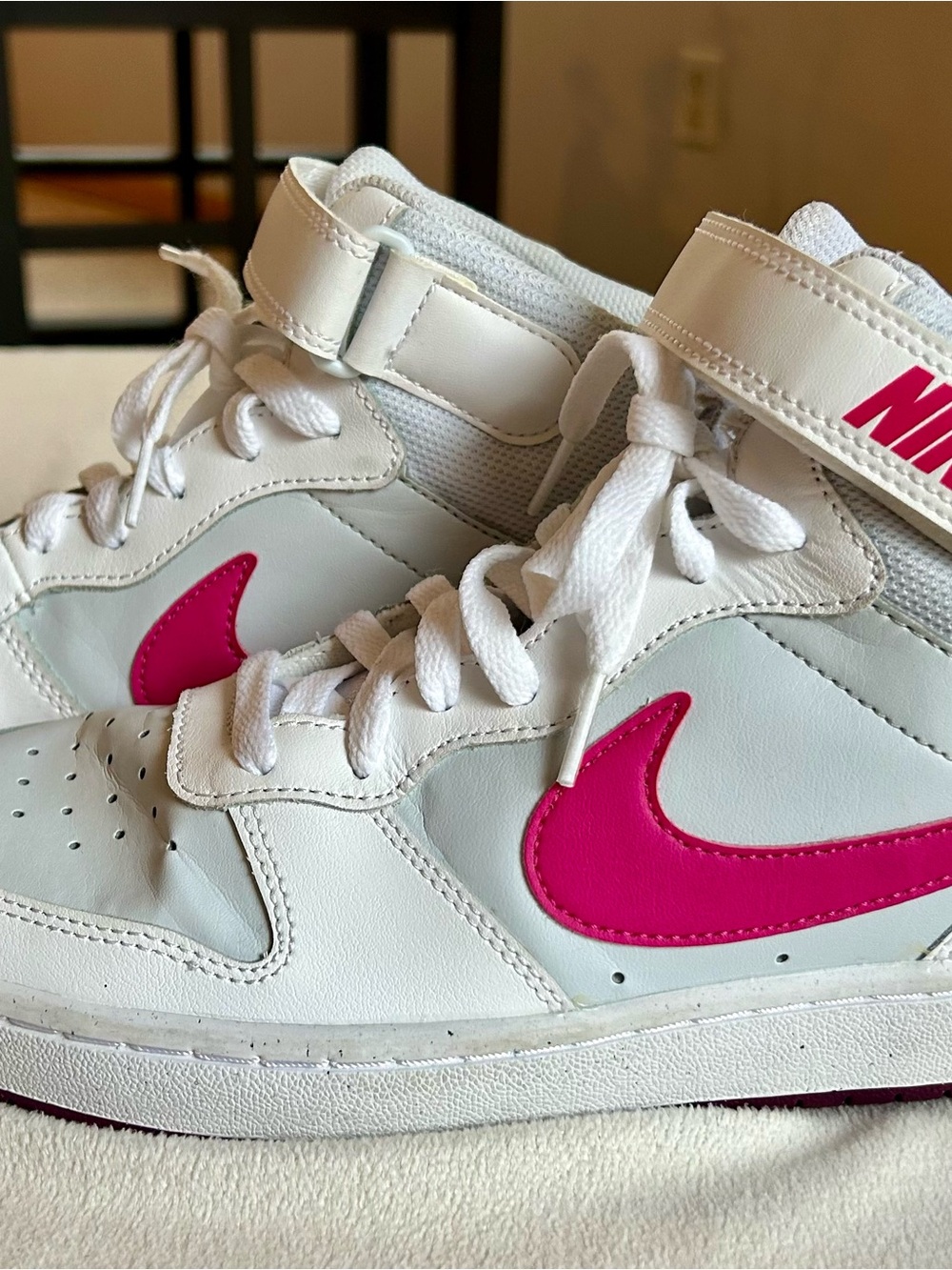 Nike Burough Mid 2 White High-Top with Hot Pink Swoosh NWOT Sz Y7 - W8.5/9 - Picture 3 of 7